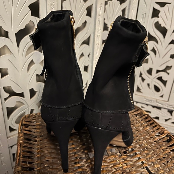CARMEN STEFFENS Classy & sassy black  suede style zip up high heel ankle boots - Picture 3 of 9